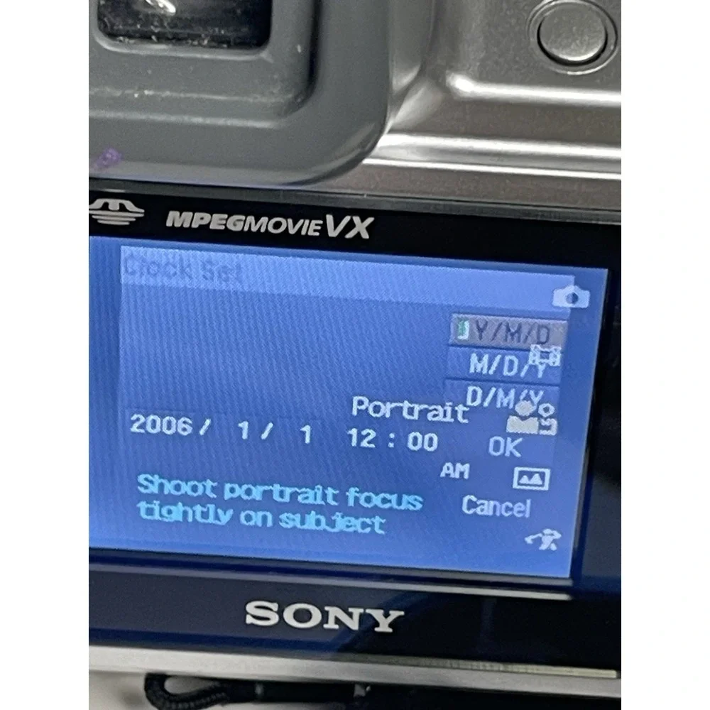 Sony Cyber-Shot DSC-H2 6 MP Digital Camera W/ Charger Case Silver Tested Read.